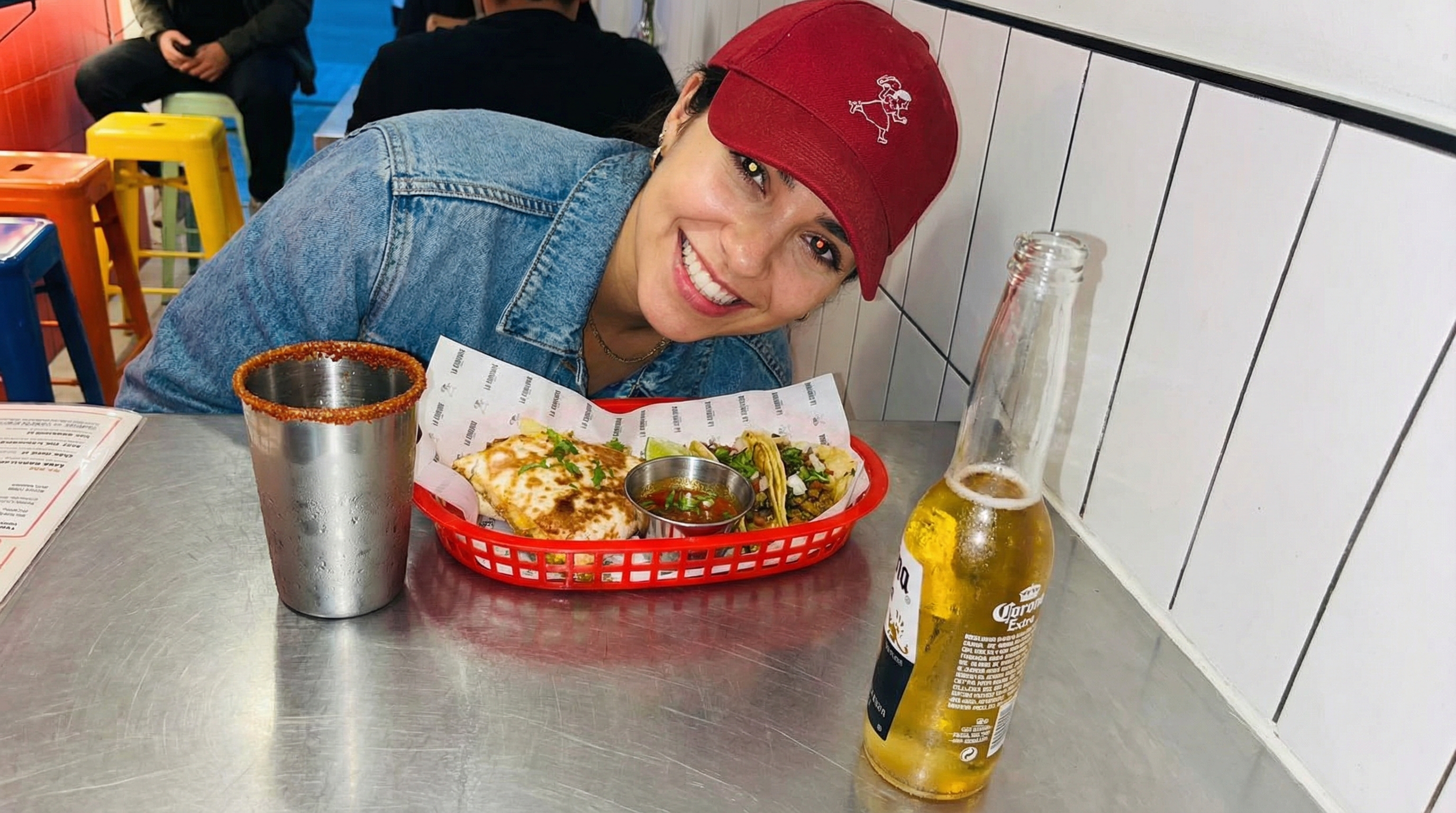 Cliente disfrutando en La Comadre